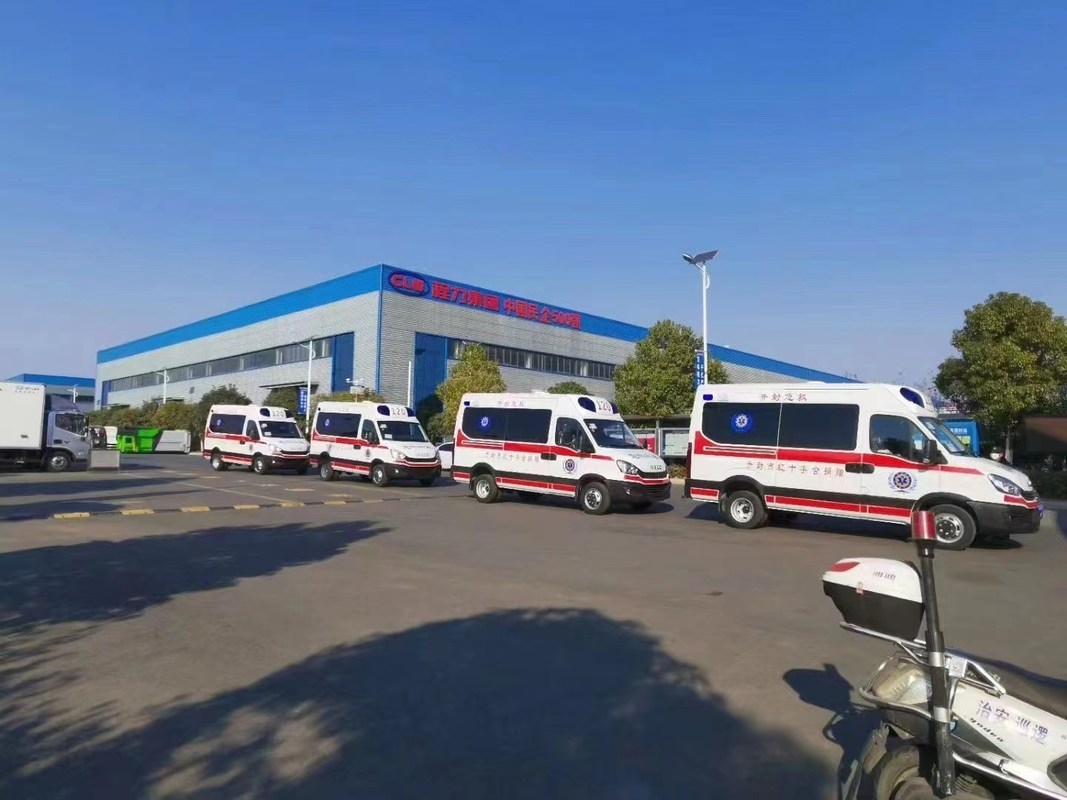 Ambulance dont les dimensions globales sont de 5670 X 2011 X 2790 et dont le poids brut est d'environ X 4000