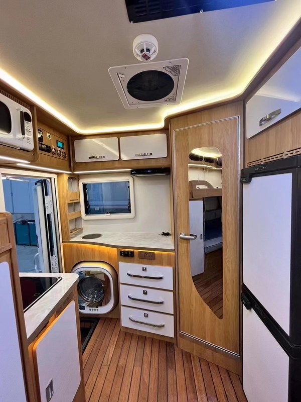 5995x2350x2950mm RV Caravan Van OE Service OEM Nu avec cire par le navire Roro