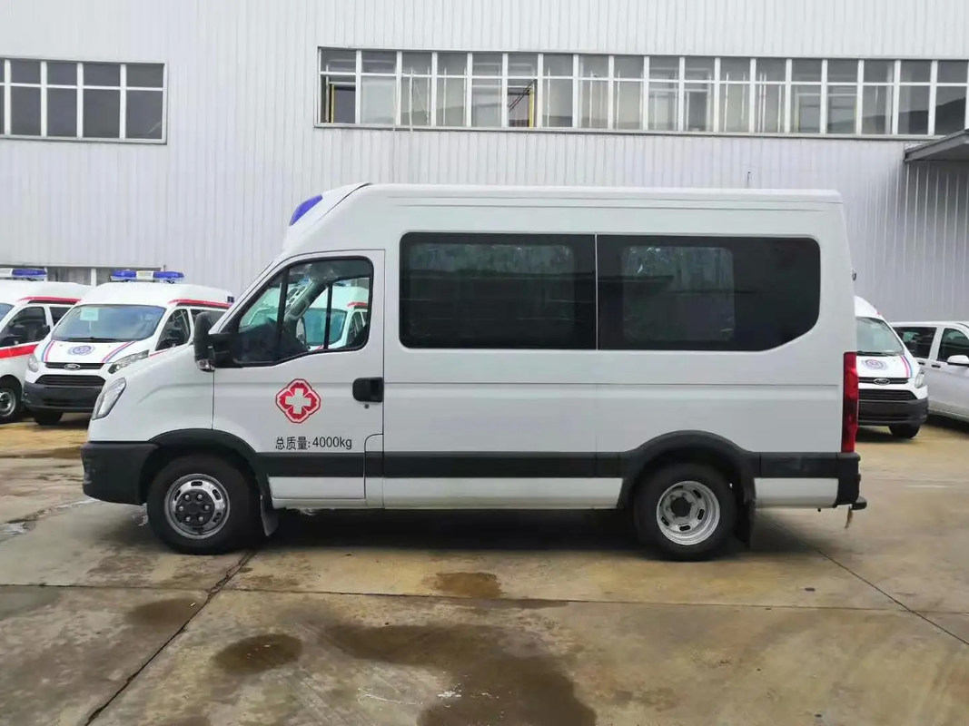 Plush Ambulanz 2800mm mobiler Krankenhaus-Lkw mit fortschrittlichen Funktionen und 215/75R16LT Reifen Spezifikation