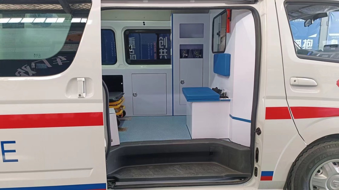Автомобиль скорой помощи 130 км/ч Максимальная скорость Мобильная клиника транспортное средство с передней / задней подвеской 1320/1160 мм