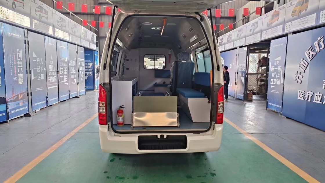 Автомобиль скорой помощи с ручной трансмиссией для 5-6 пассажиров с стандартом выбросов Евро 5