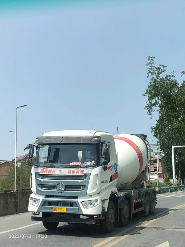 시노트룩 호보 콘크리트 믹서 트럭 CKD / SKD 15-20 톤의 공급 용량