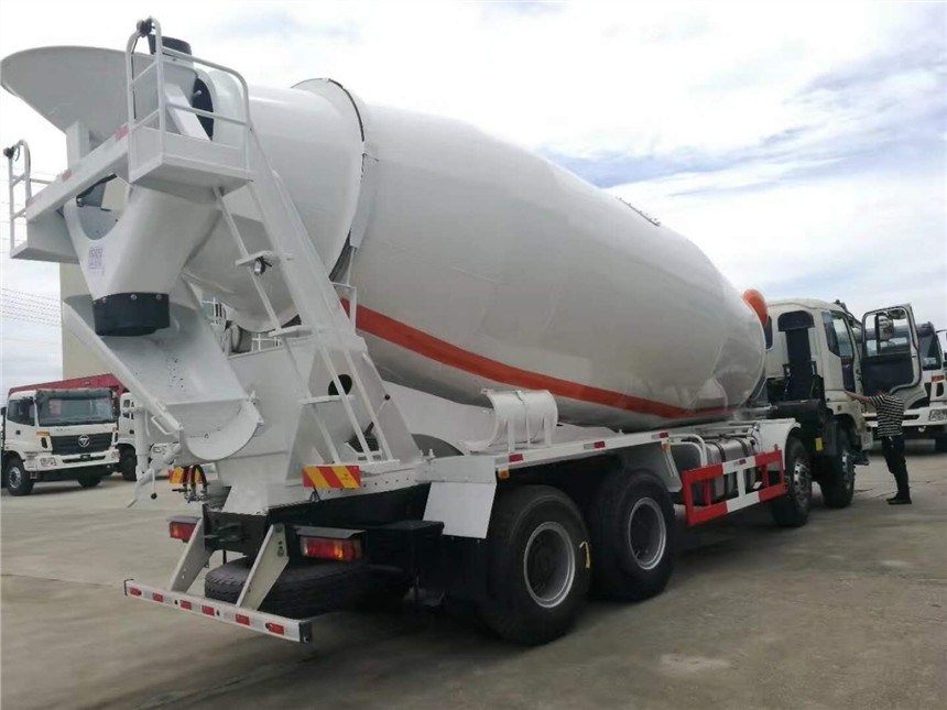 시노트룩 호보 콘크리트 믹서 트럭 CKD / SKD 15-20 톤의 공급 용량