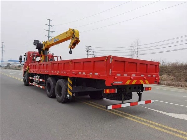6*4 Boom Dongfeng Straight Telescopic Truck Montaged Crane per le necessità di sollevamento pesante