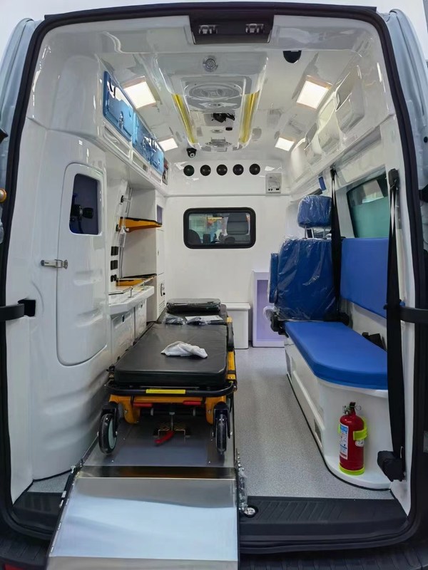 3750mm 휠 베이스 103KW 등급 전력 3700kg 총 무게의 응급 구급차