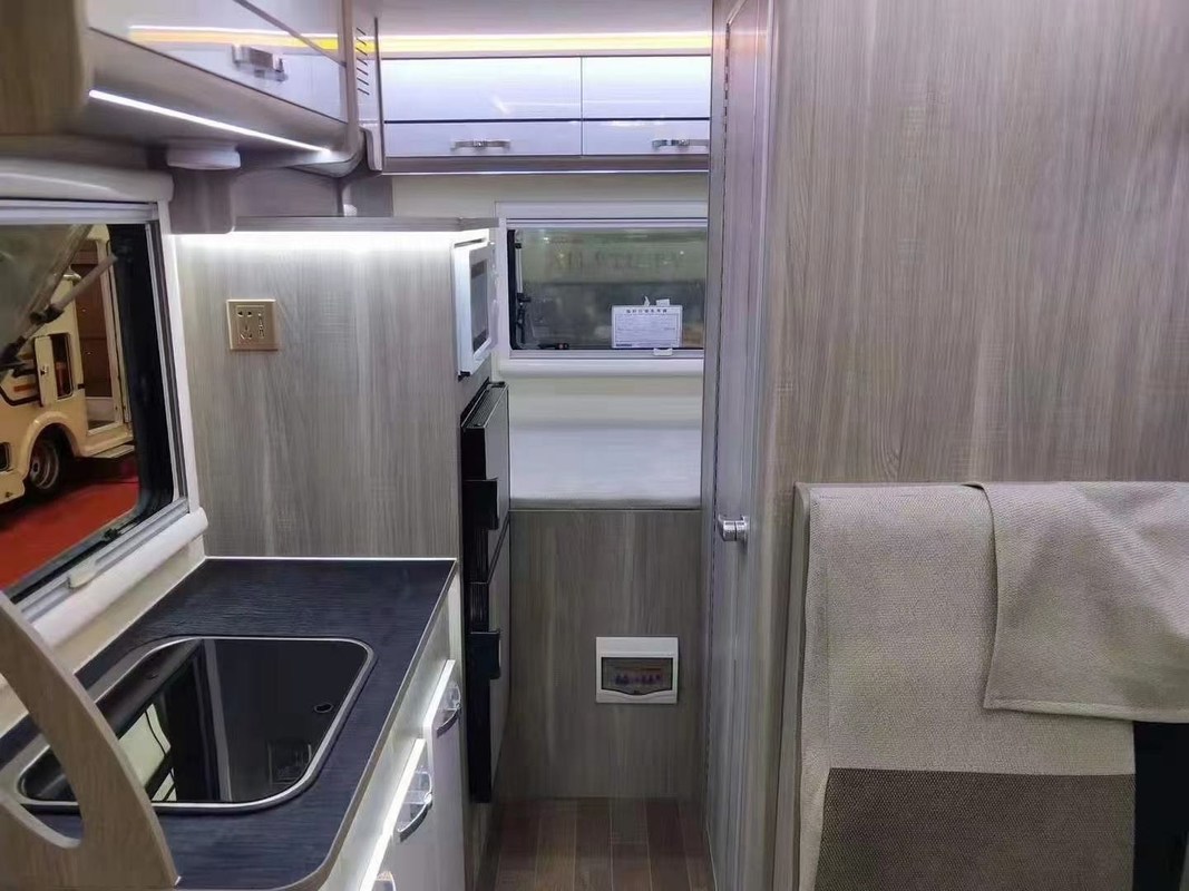 유에진 포톤 야외 캠퍼 밴 자동 변속 장치  4*2 모터홈 RV 캐러밴