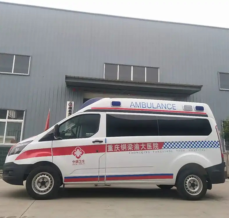 Левостороннее управление 4*2 Ford 5+1 трансмиссия Автомобиль скорой помощи