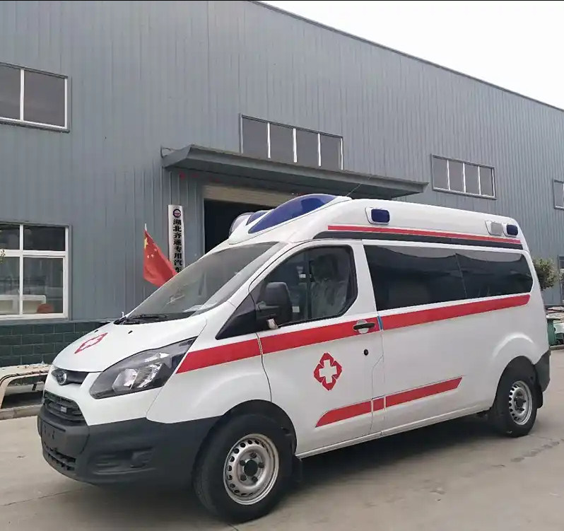 Левостороннее управление 4*2 Ford 5+1 трансмиссия Автомобиль скорой помощи