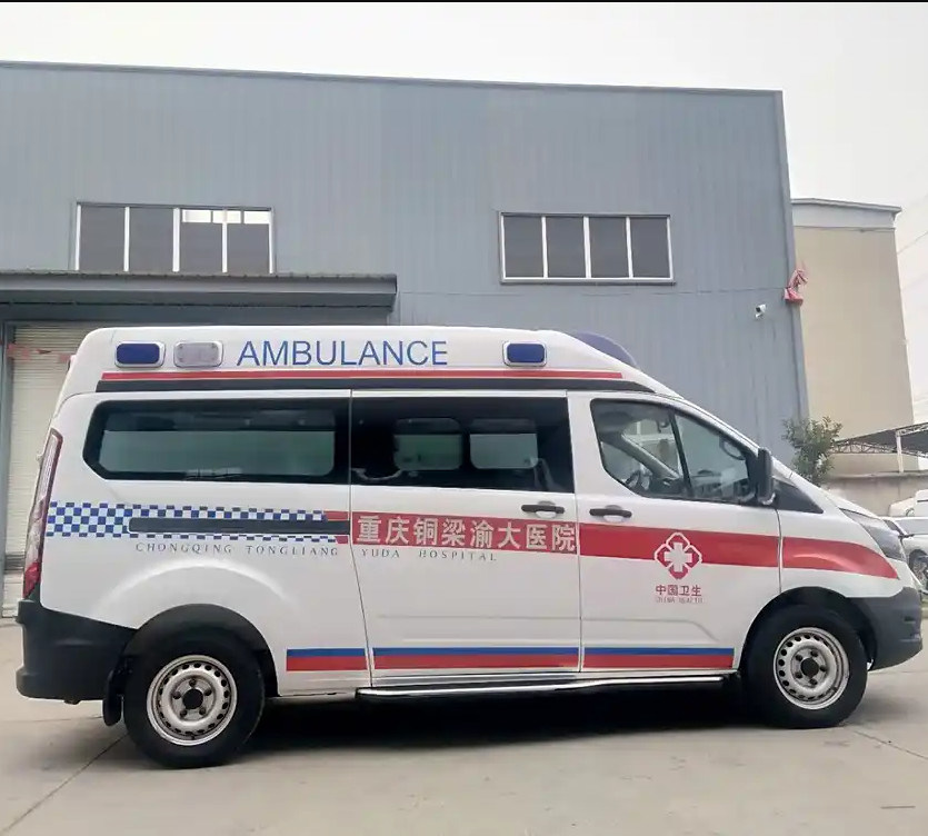 Левостороннее управление 4*2 Ford 5+1 трансмиссия Автомобиль скорой помощи