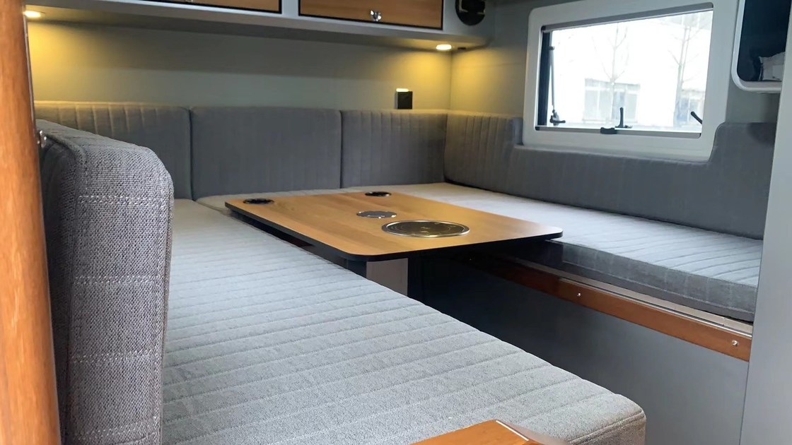 야외 가족 순회를 위한 하얀 작은 오프로드 야영자 캐러밴 1500 킬로그램 2 침실