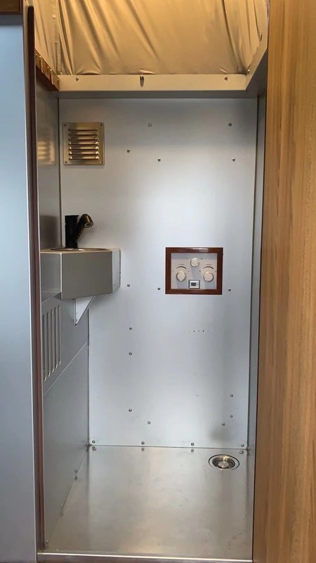 야외 가족 순회를 위한 하얀 작은 오프로드 야영자 캐러밴 1500 킬로그램 2 침실