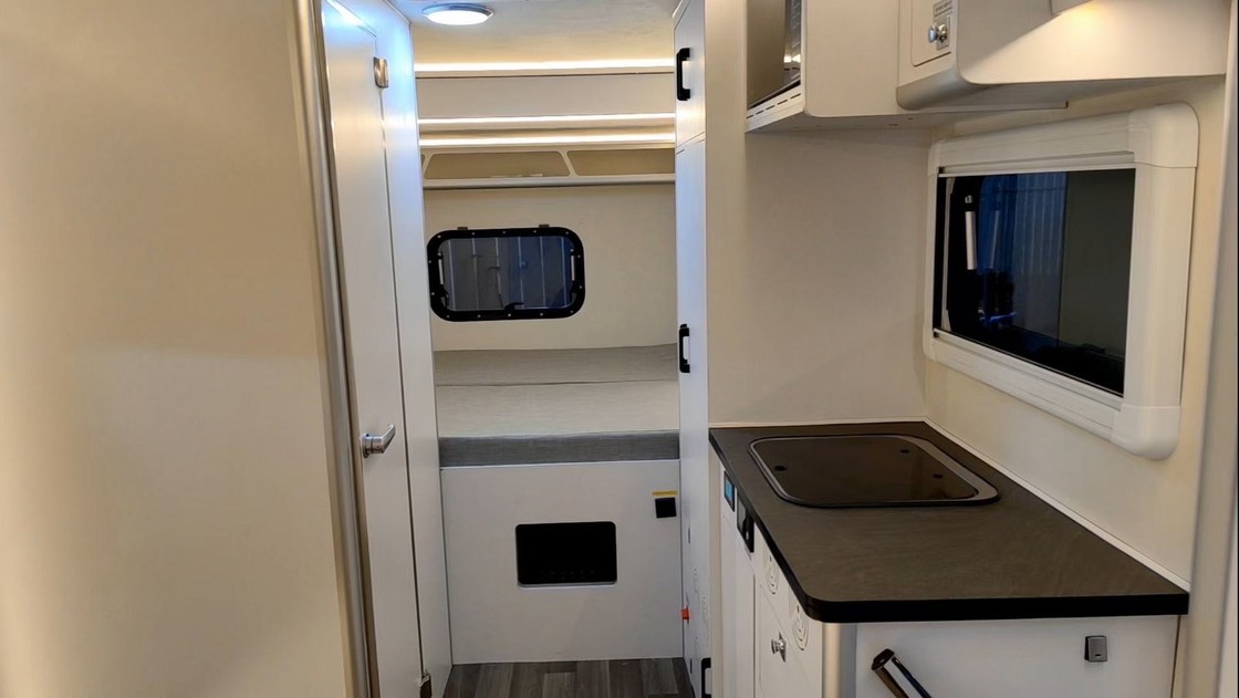 Дом RV Каравана Van Decorated Раковины 220V коробки стеклоткани на открытом воздухе