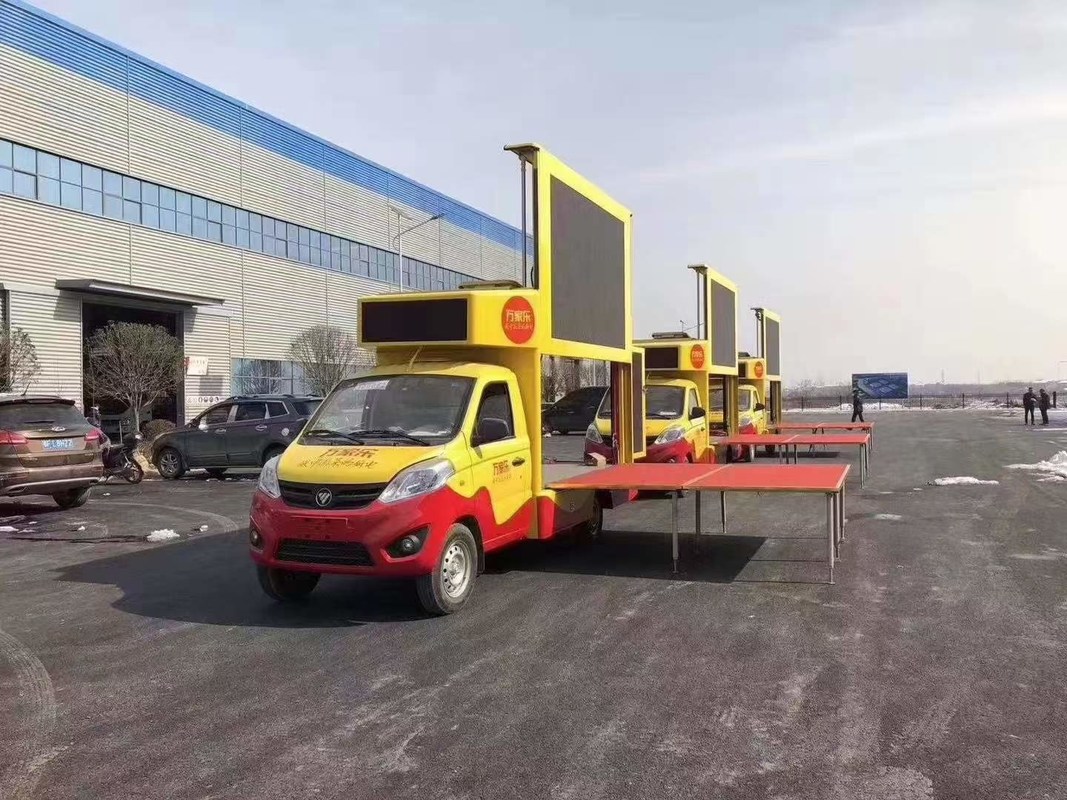 Petit véhicule publicitaire de la marque Foton monté sur un écran LED Euro 6 Led