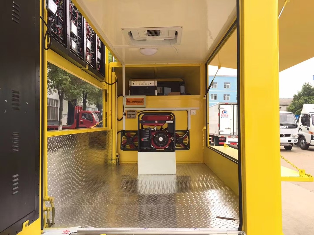 Petit véhicule publicitaire de la marque Foton monté sur un écran LED Euro 6 Led